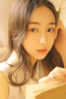 年轻的丰满的后妈